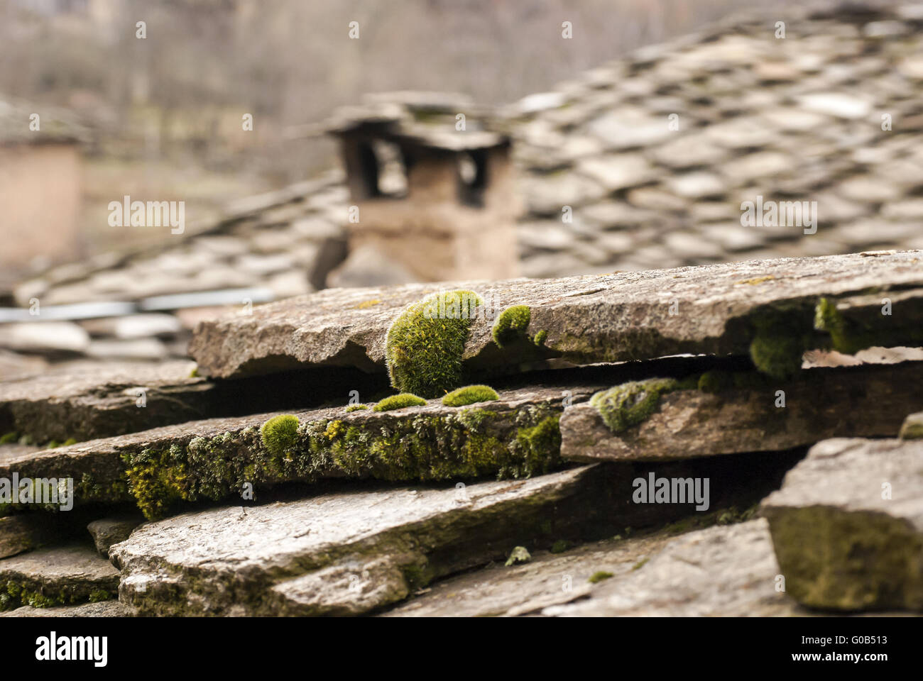 Alten Steinfliesen und Schornstein der Schiefer-Dach Haus wi Stockfoto