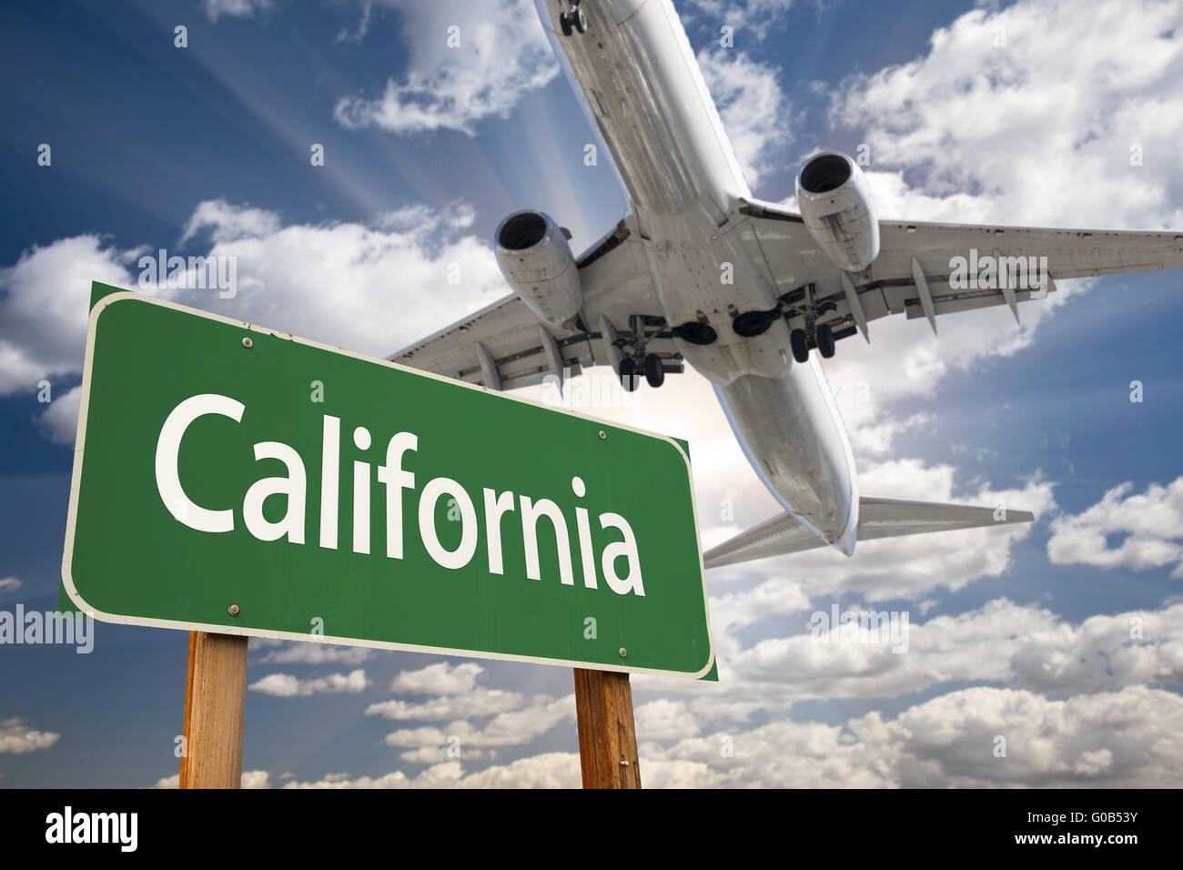 California grün Straßenschild und Flugzeug oben Stockfoto