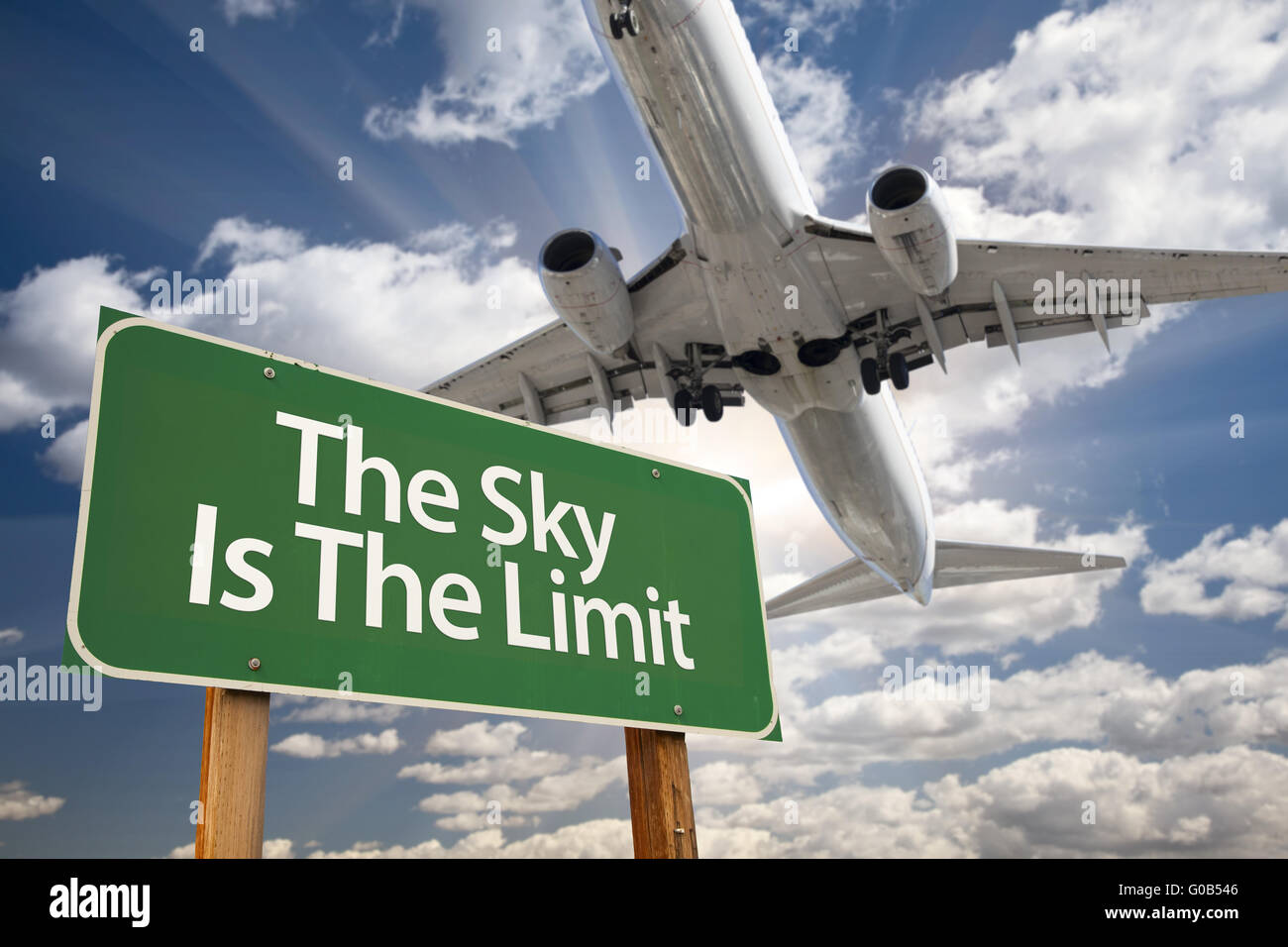 Der Himmel ist das Limit grün Straßenschild und Flugzeug Stockfoto