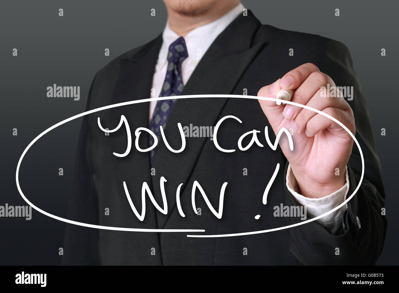 Motivierende Geschäftskonzept, Bild eines Geschäftsmannes halten Marker und schreiben Sie können gewinnen, Wörter Stockfoto