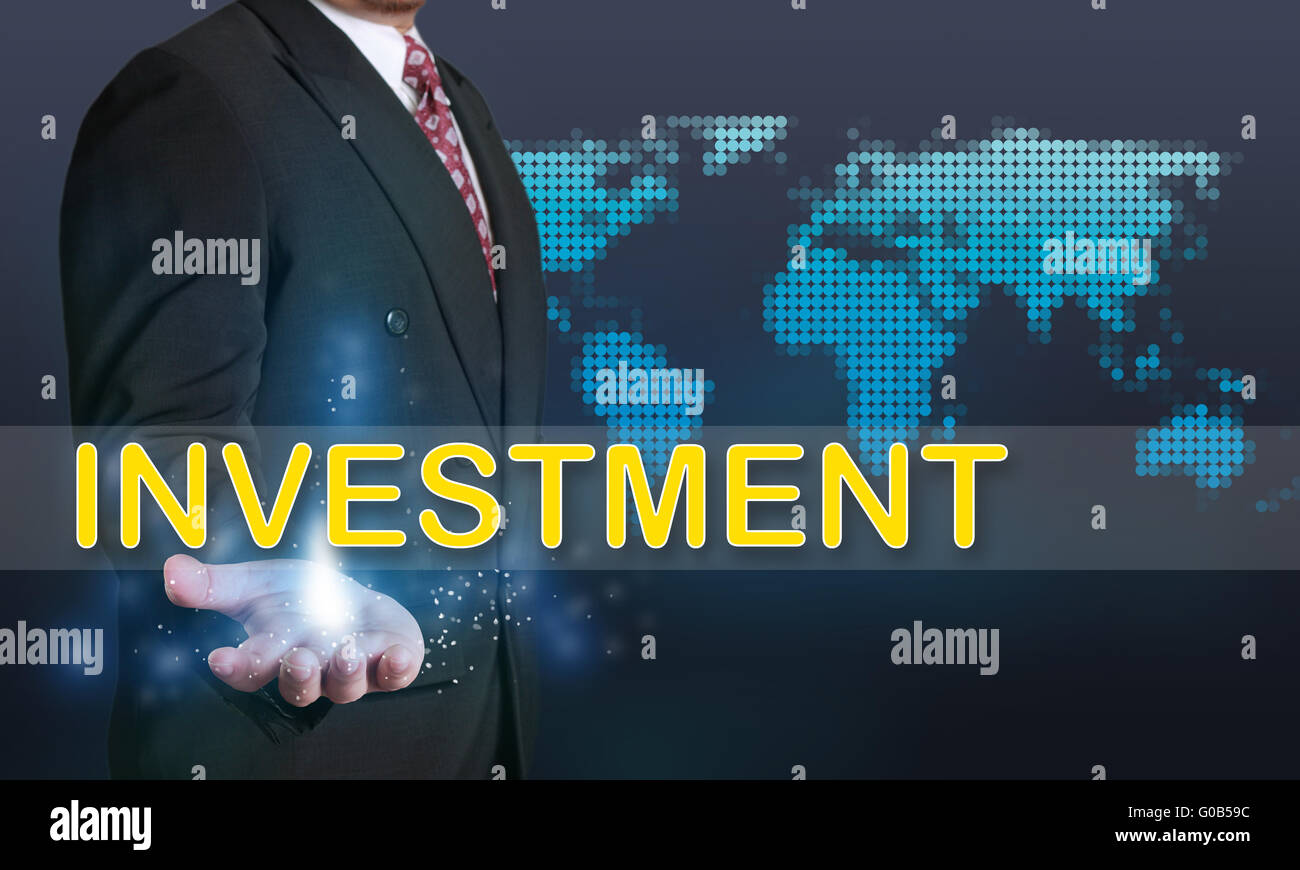 Firmen-Konzept-Image eines Geschäftsmannes, Investitionen Wort auf seine Hand über blauer Hintergrund mit gepunkteten Weltkarte zeigt Stockfoto