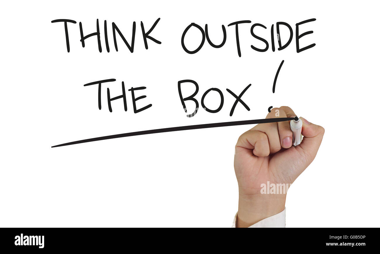 Motivationalen Konzept Bild von einer Hand mit Marker und schreiben denken Outside The Box isoliert auf weiss Stockfoto