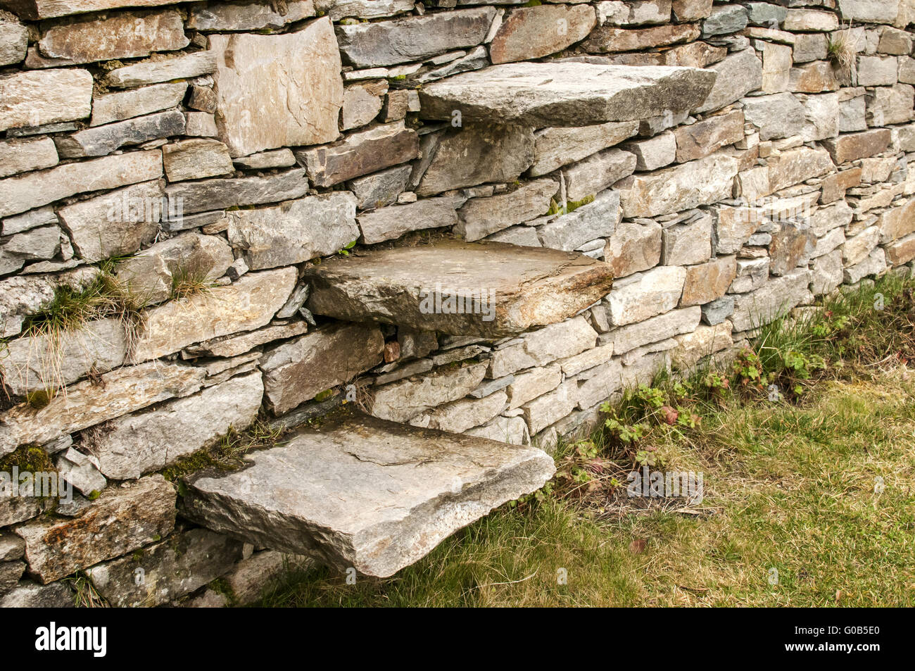 Steinstufen in Garten trockenes Mauerwerk stonewall clos