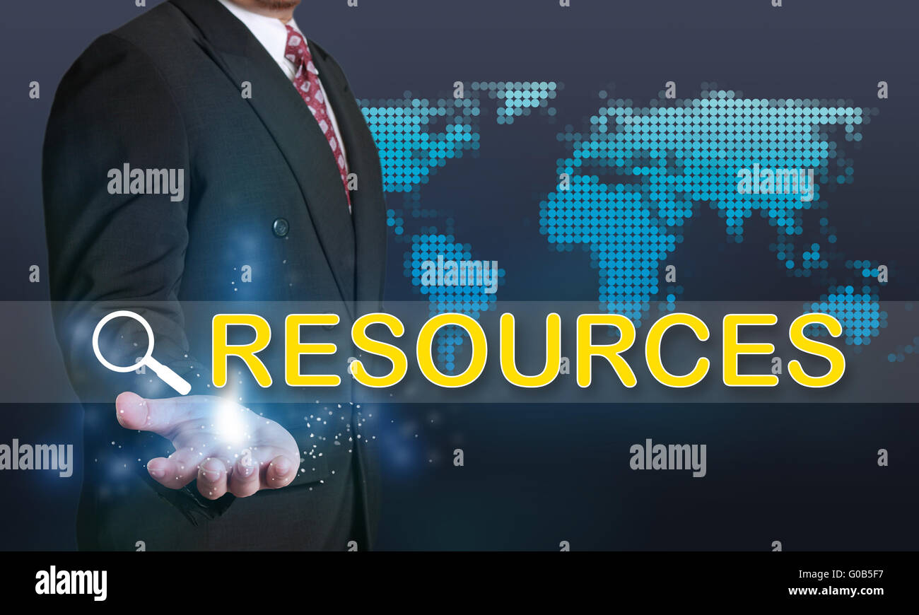 Firmen-Konzept-Image eines Geschäftsmannes, Ressourcen Wort auf seine Hand über blauer Hintergrund mit gepunkteten Weltkarte zeigt Stockfoto