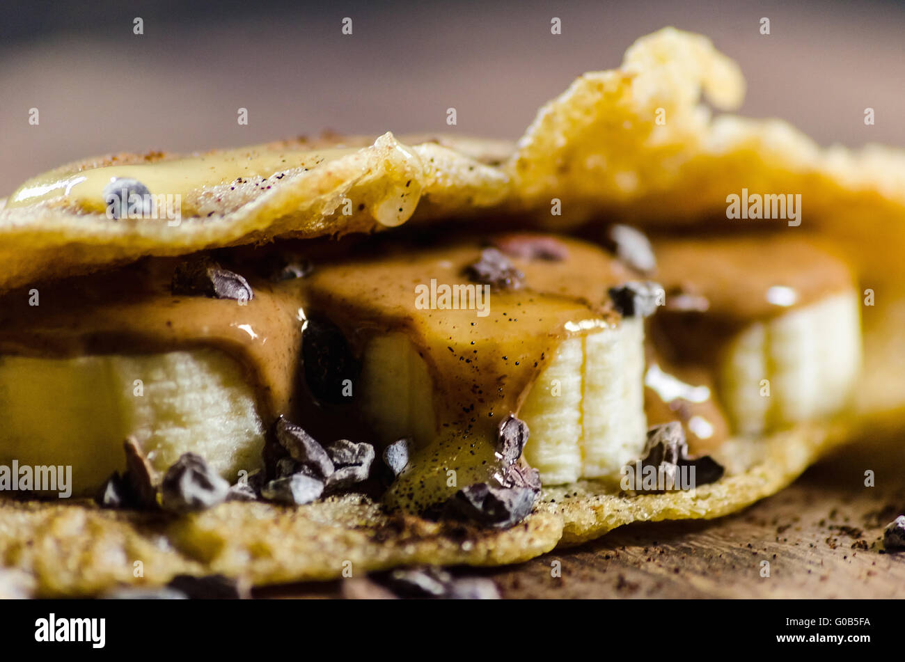 Pfannkuchen mit Bananen gemacht; Choco-Chips und Sirup Stockfoto