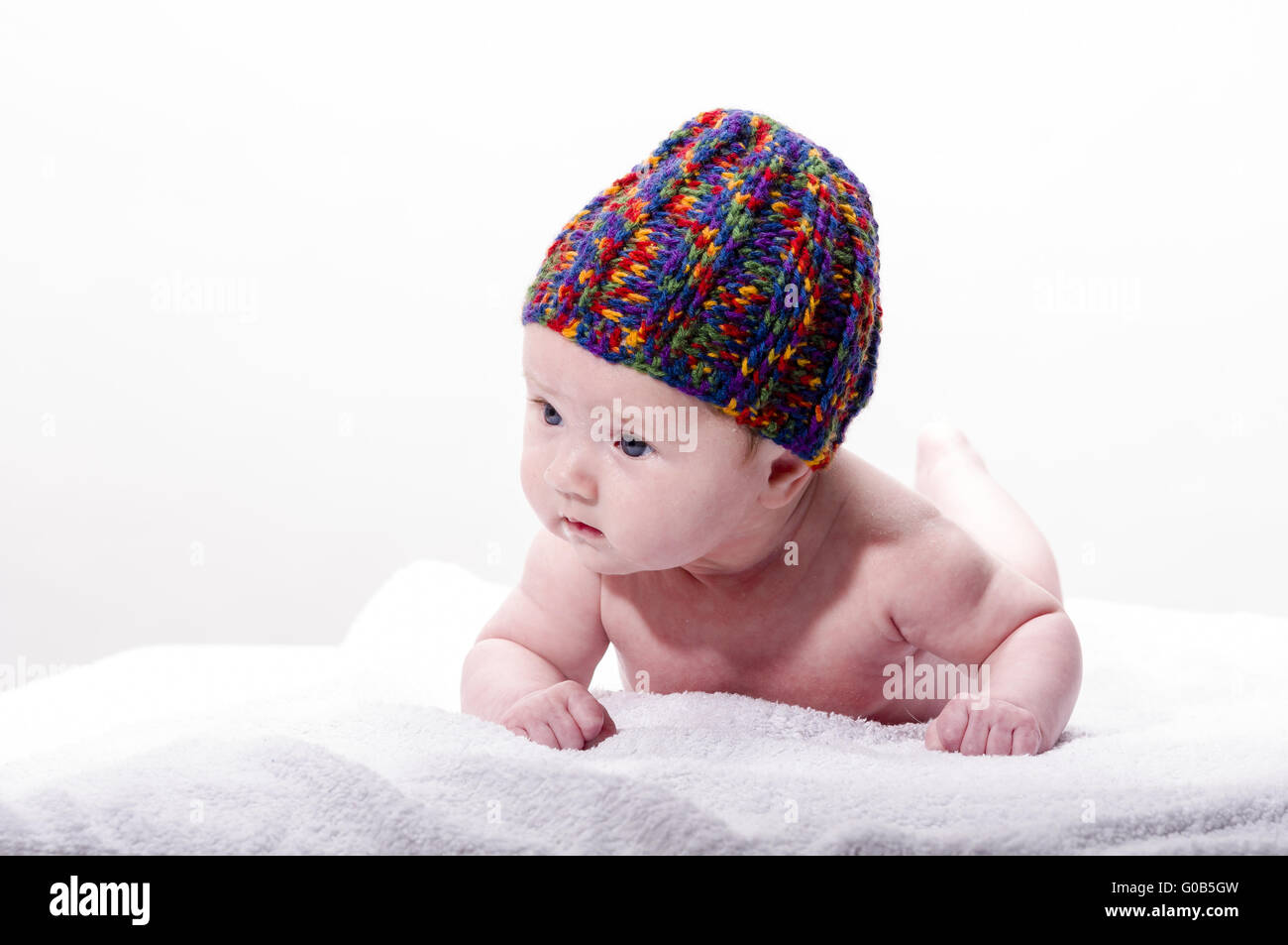 Nahaufnahme des süßen Gesichtchen Neugeborenes mit Zipfelmütze Stockfoto