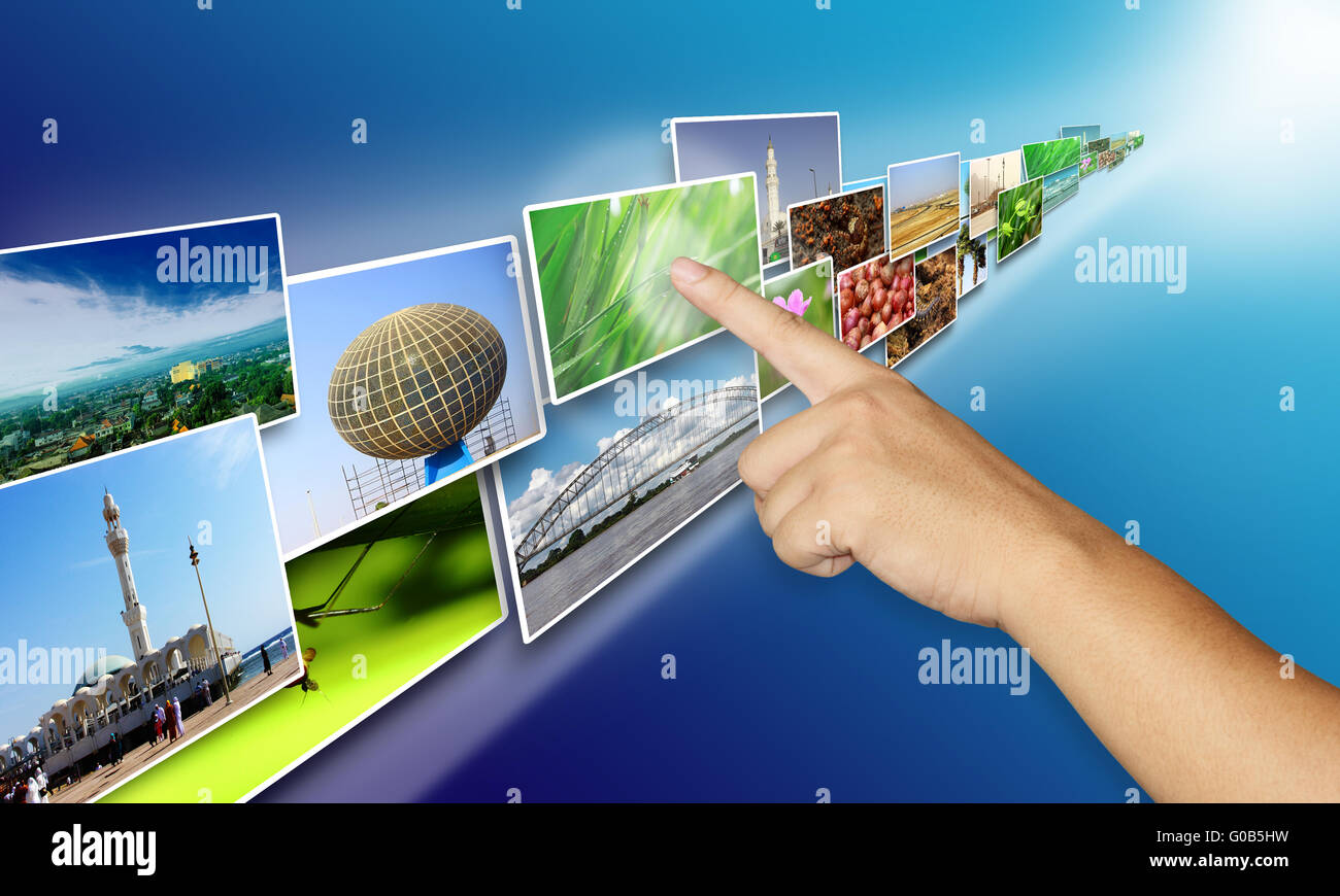 Internet Media-sharing-Konzept, Hand zeigen und Kommissionierung Bild Internet freigeben von Medien über blauem Hintergrund Stockfoto