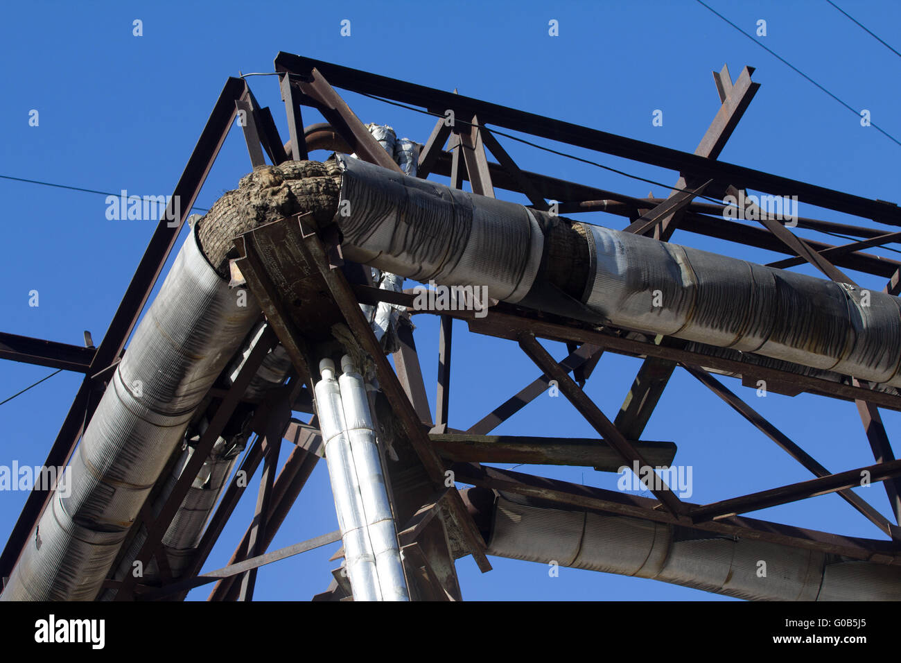 Energie-Pipeline Engineering ist über Boden gehoben. Stockfoto