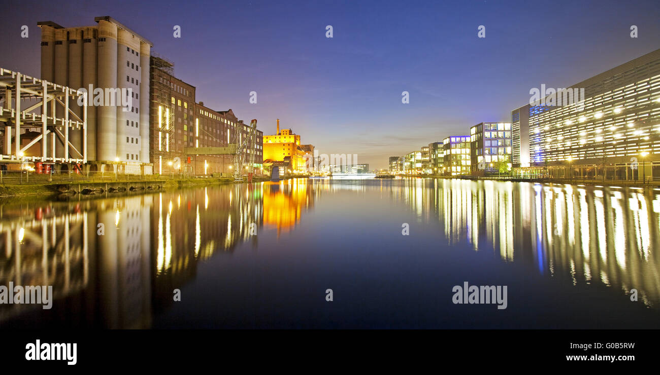 Duisburger Innenhafen in der Dämmerung, Deutschland Stockfoto