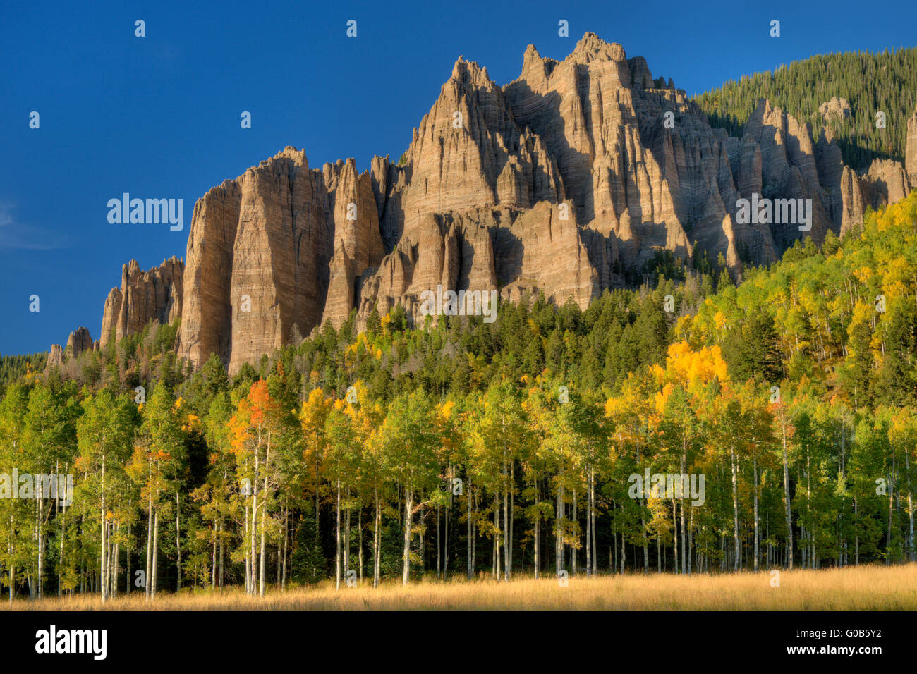 Zinnen der geschweißten vulkanischen Tuff in der Nähe von Silverjack See, Colorado, in den San Juan Mountains mit Espen in Vollfarbe Stockfoto