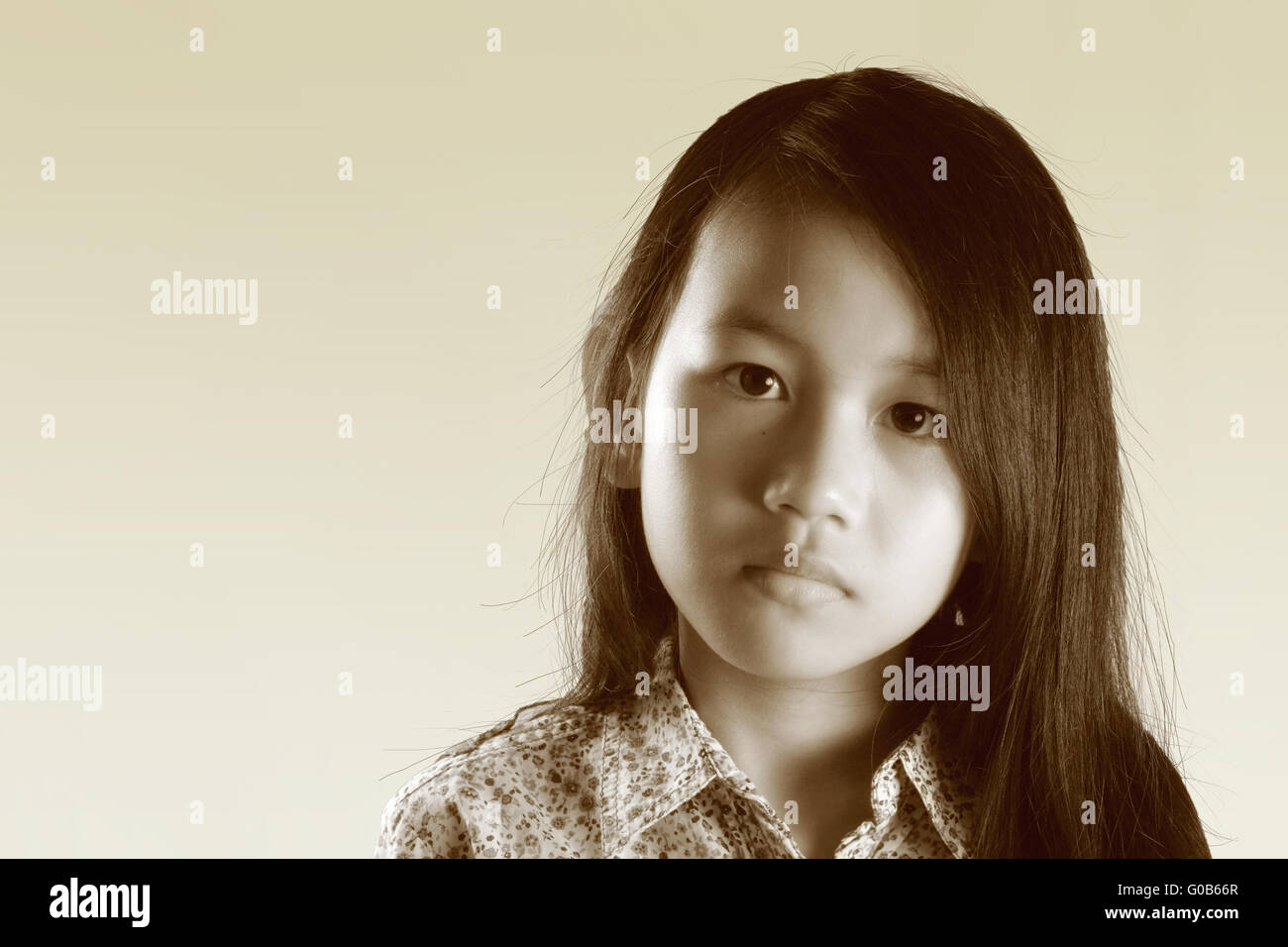 Asiatische Mädchen Porträt mit schwarzen langen Haaren in Sepia Farbe Stockfoto