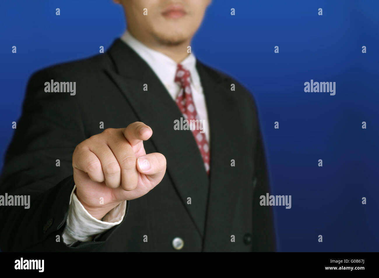 Firmen-Konzept-Image eines Geschäftsmannes Klick leeren virtuellen Bildschirm mit seinem Zeigefinger Stockfoto