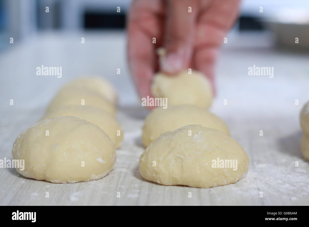 Schließen Sie herauf Bild der Bäckerei Koch macht Brotteig in der Küche Stockfoto