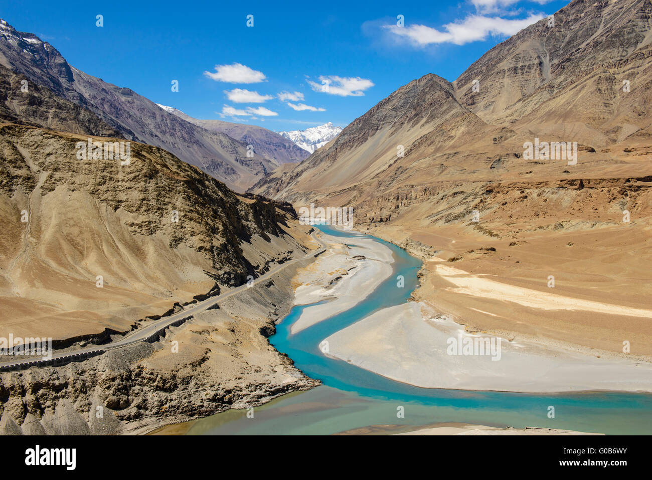 Zusammenfluss von Zanskar und Indus Stockfoto