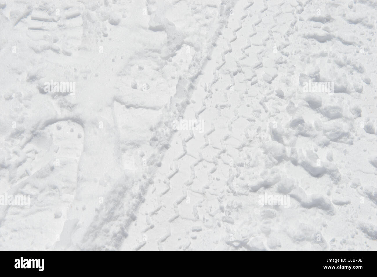 Pkw-Reifen Spur im Schnee Stockfoto