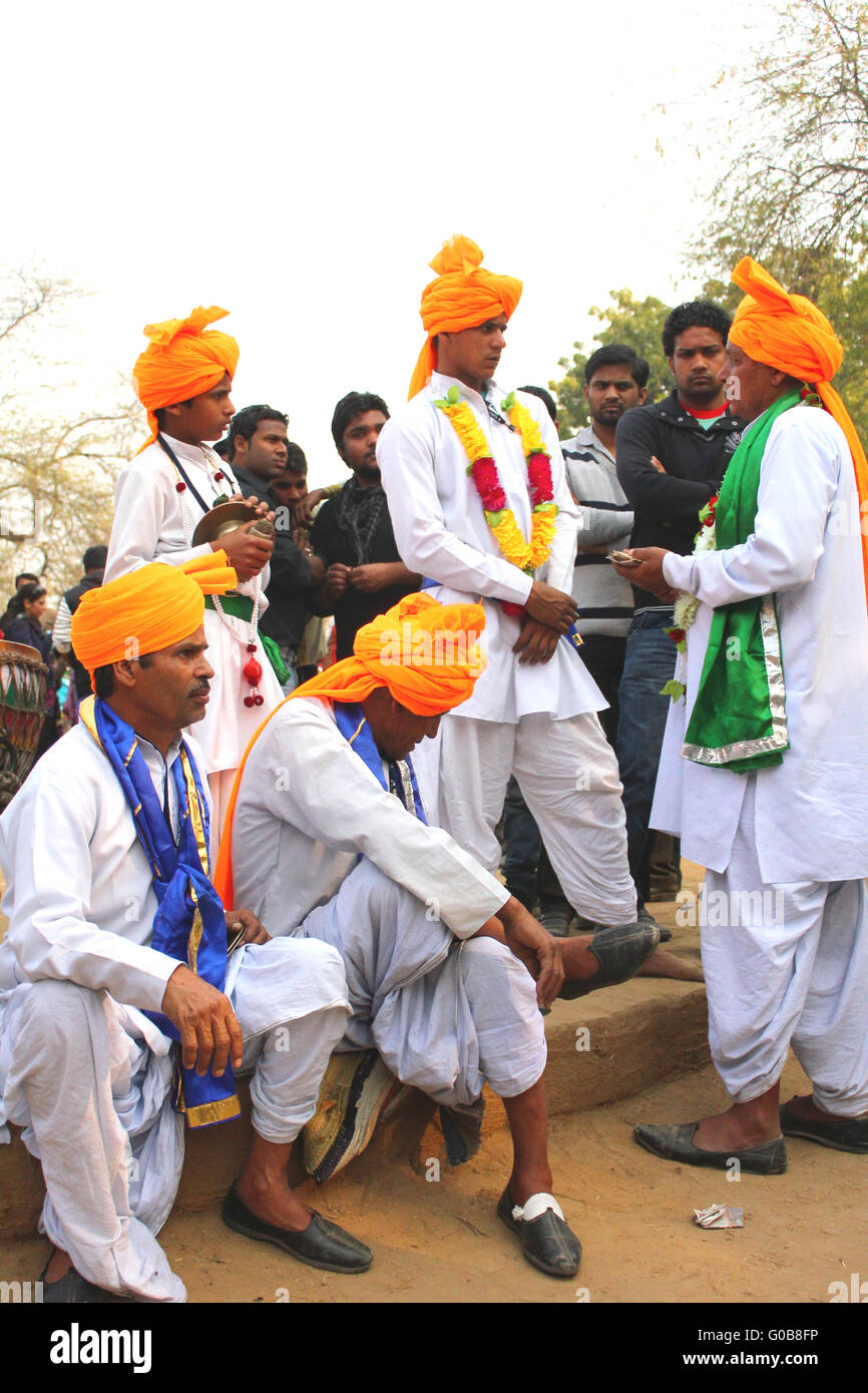 FAIRE SURJAJKUND, HARYANA - FEB 12: Volkskünstler miteinander zu reden Stockfoto