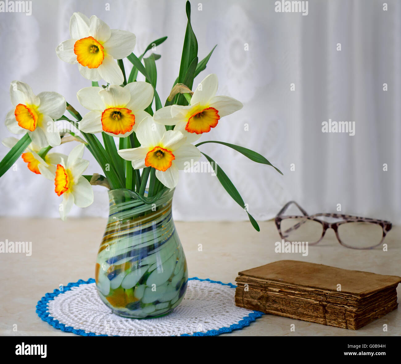 Blühenden Narzissen in einer Vase auf dem Tisch. Stockfoto