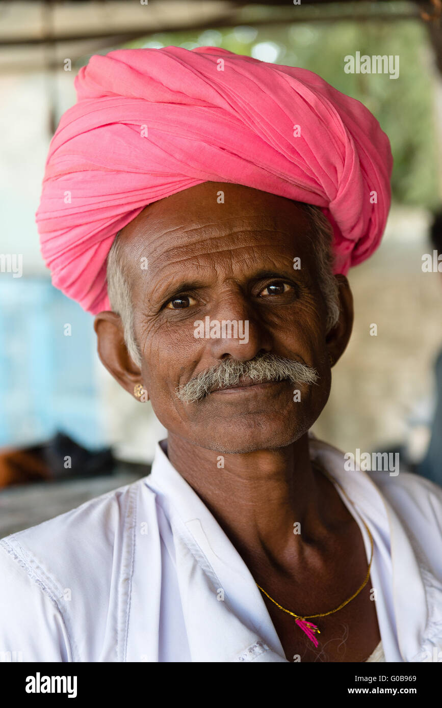 Porträt von Mann mit Turban in Dorf in Rajasthan Stockfoto