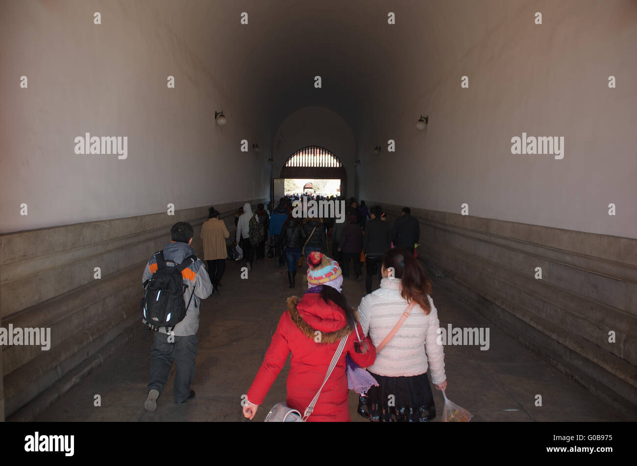 Chinesische Leute und Touristen zu Fuß durch das Tiananmen-Tor in der verbotenen Stadt In Peking, China Stockfoto