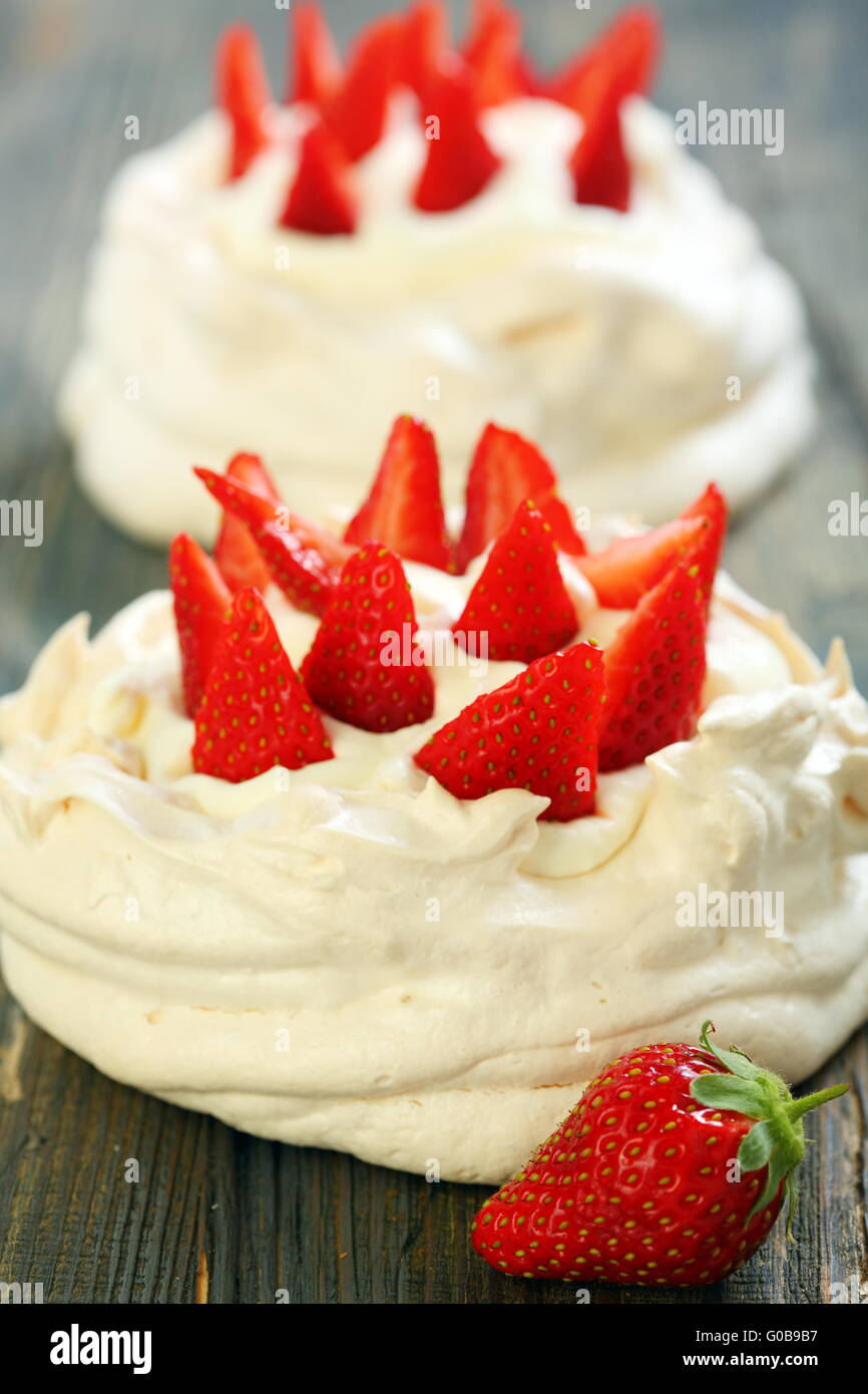 Pavlova-Dessert mit Erdbeeren und Zitrone Sahne. Stockfoto