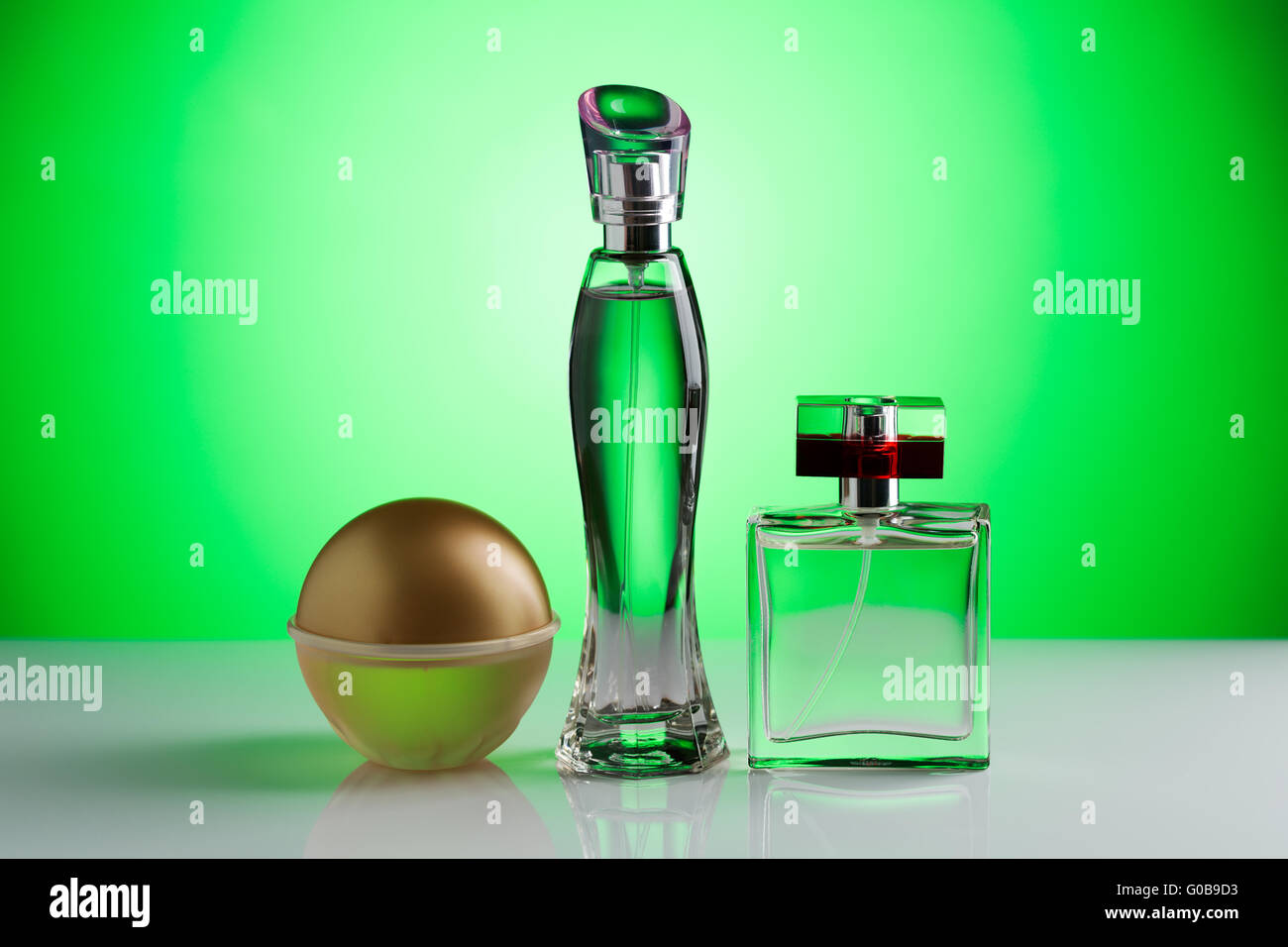 Drei Parfüm-Flasche auf einem hellen grünen Hintergrund Stockfoto