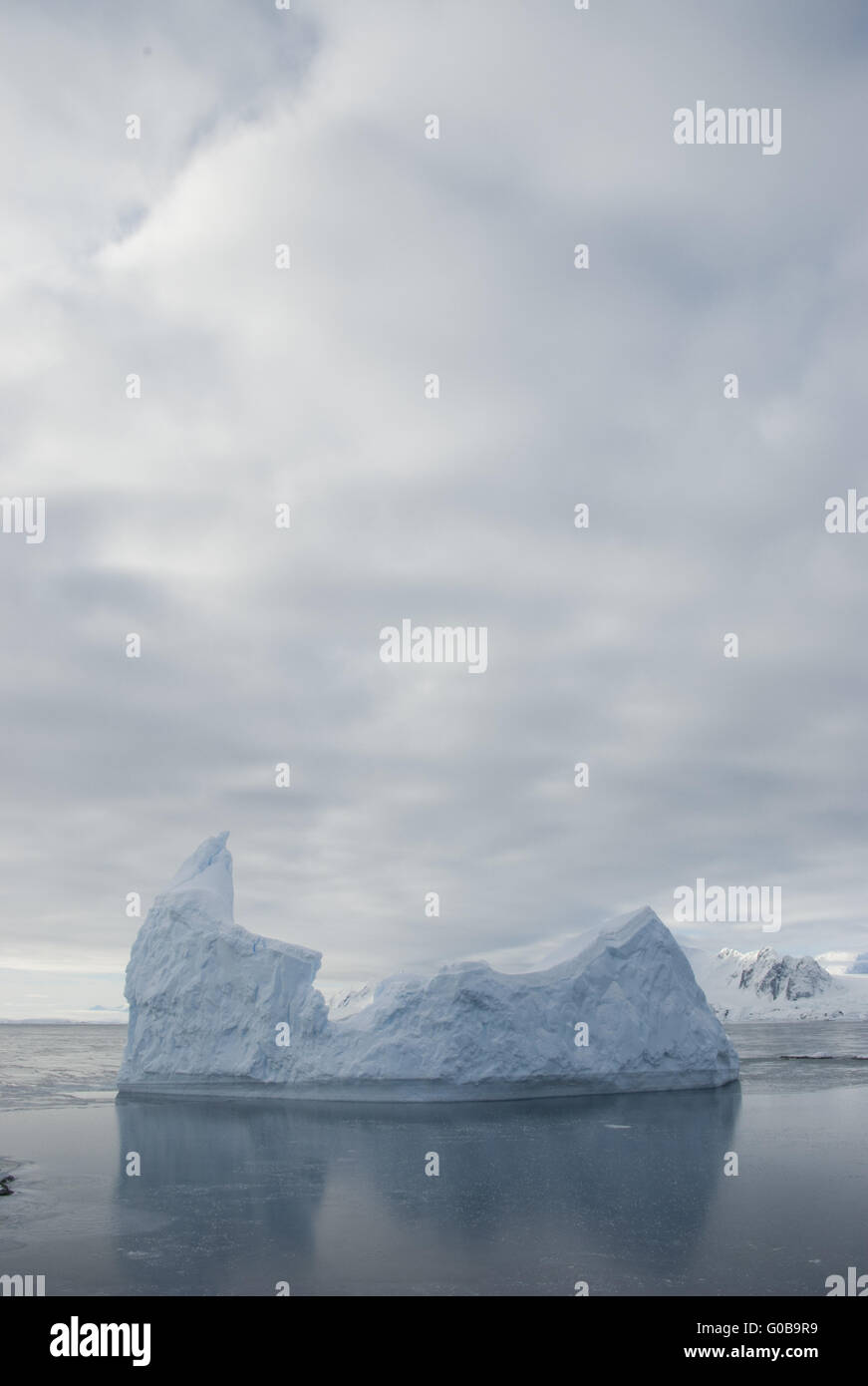 Eisberge vor der bewölkte Himmel. Stockfoto