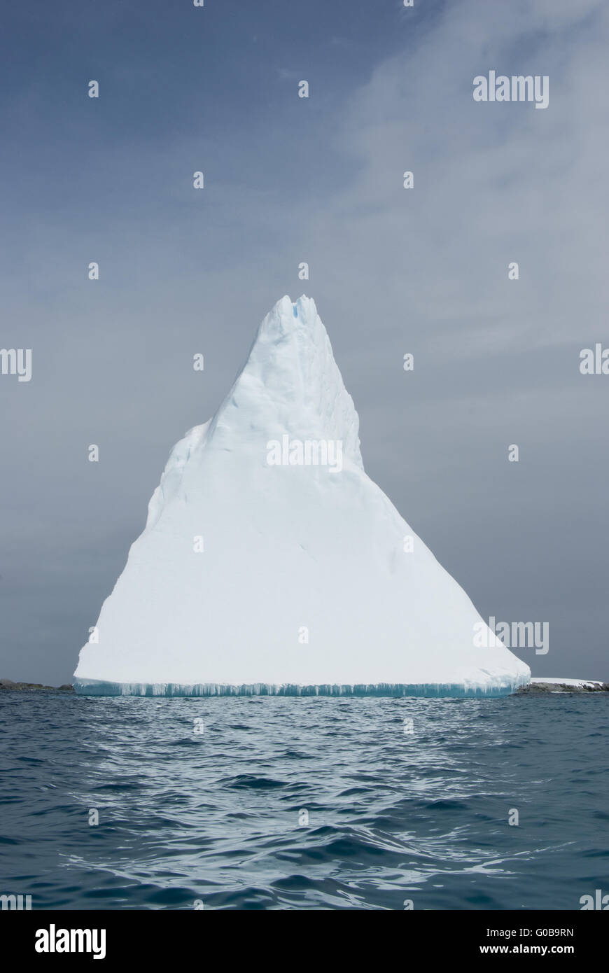 Eisberg in Form einer Pyramide. Stockfoto