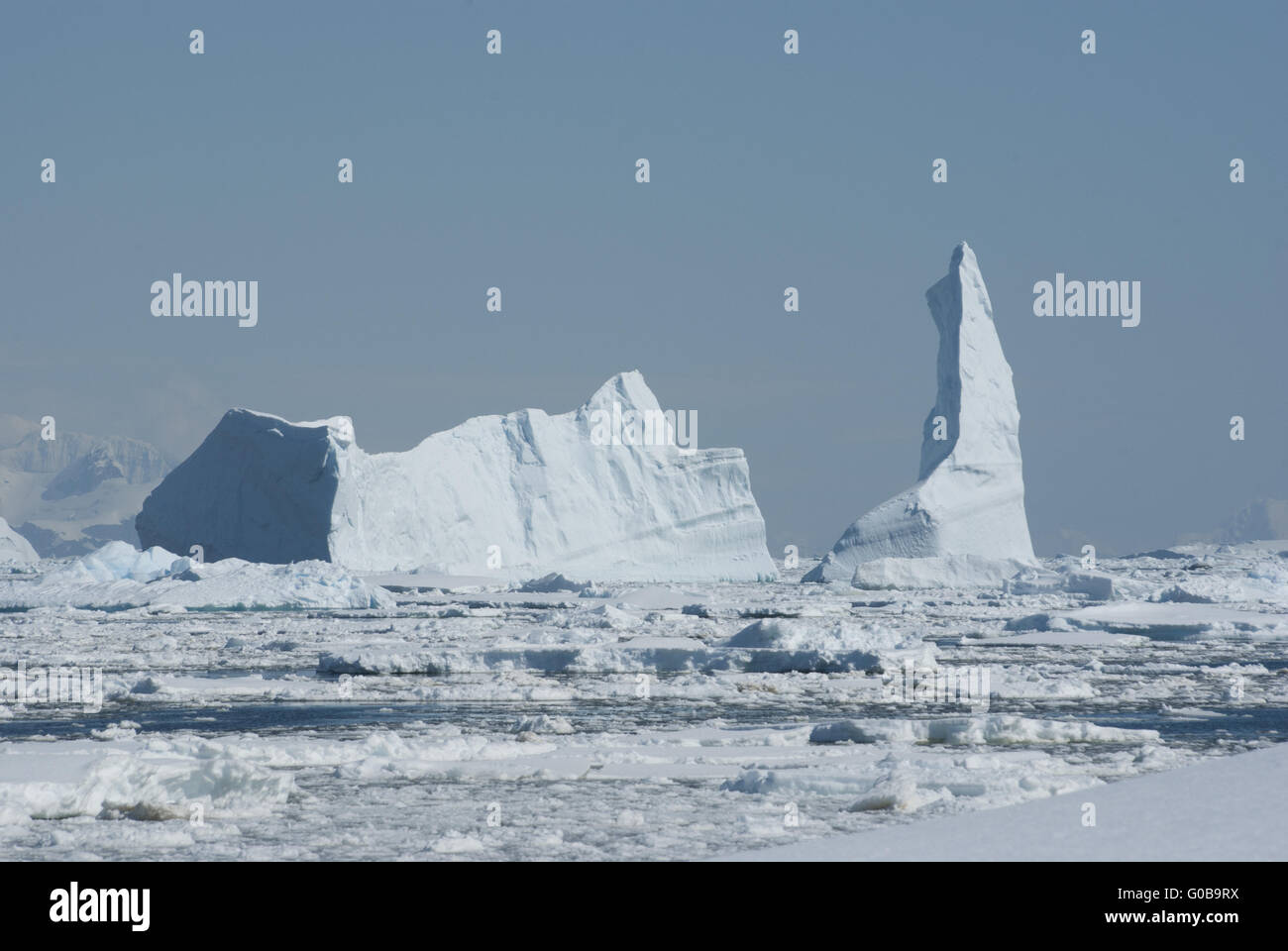 Ein großer Eisberg in der Meerenge Stockfoto