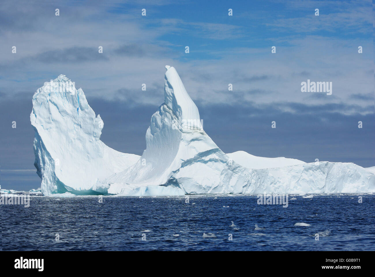 Eisberg mit zwei Scheitelpunkte. Stockfoto