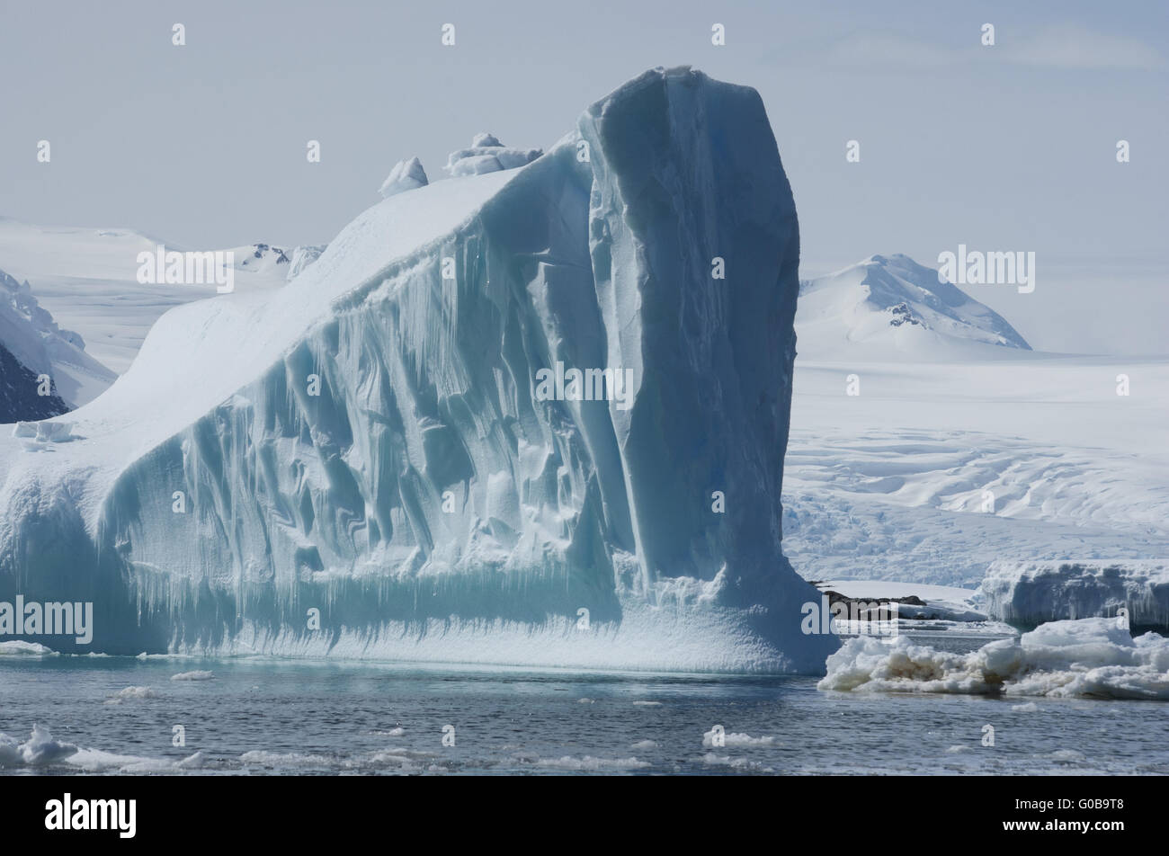 Eisberge im Hintergrund Berge und Gletscher. Stockfoto