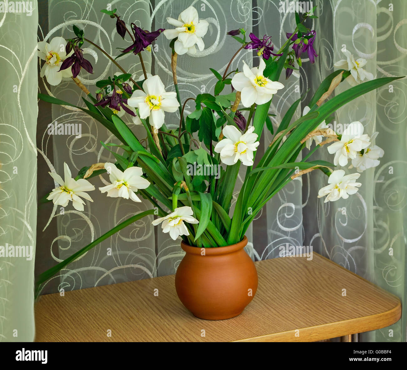 Blühenden Narzissen in einer Vase auf dem Tisch. Stockfoto