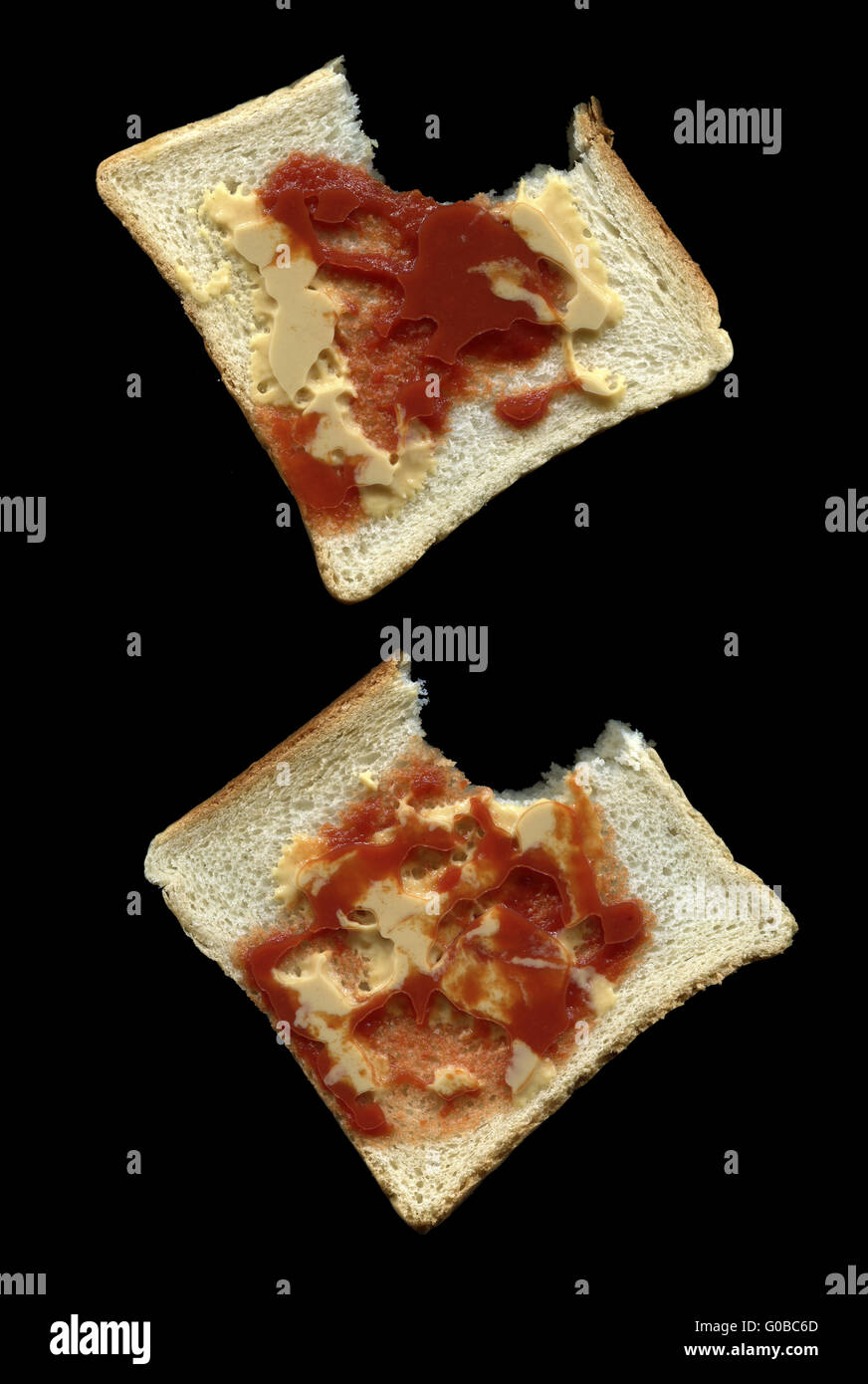 abgebissen Scheiben Toast mit Senf und ketchup Stockfoto