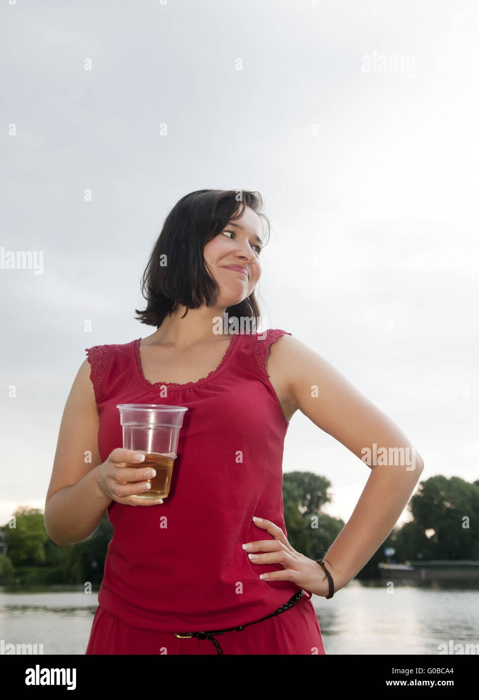 Frau trinkt Bier Stockfoto