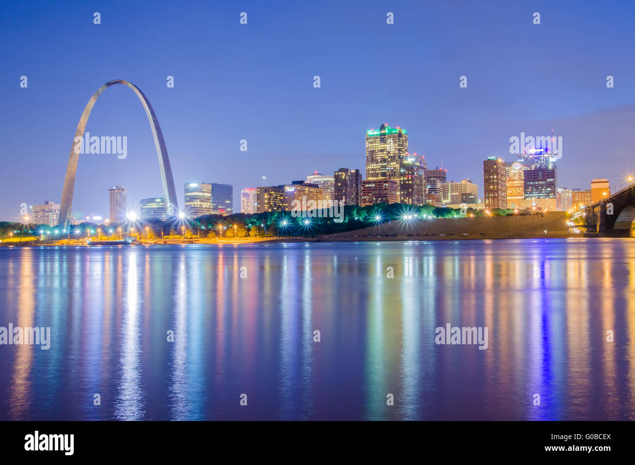 Skyline der Stadt St. Louis. Bild von St. Louis downtown mit Gateway Arch in der Dämmerung. Stockfoto