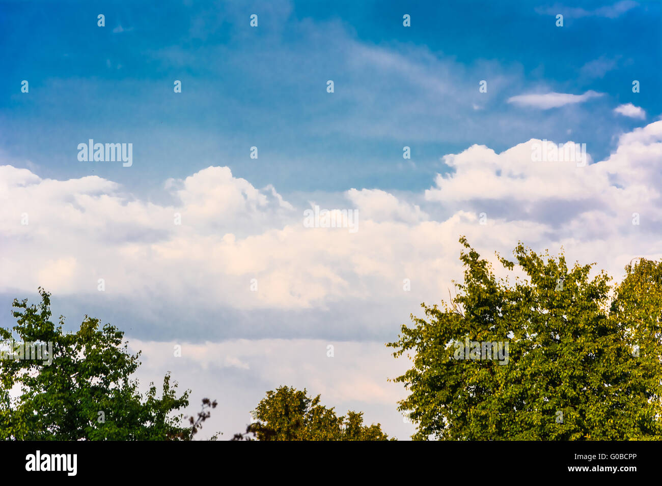 Schöne Wolken am blauen Himmelshintergrund Stockfoto