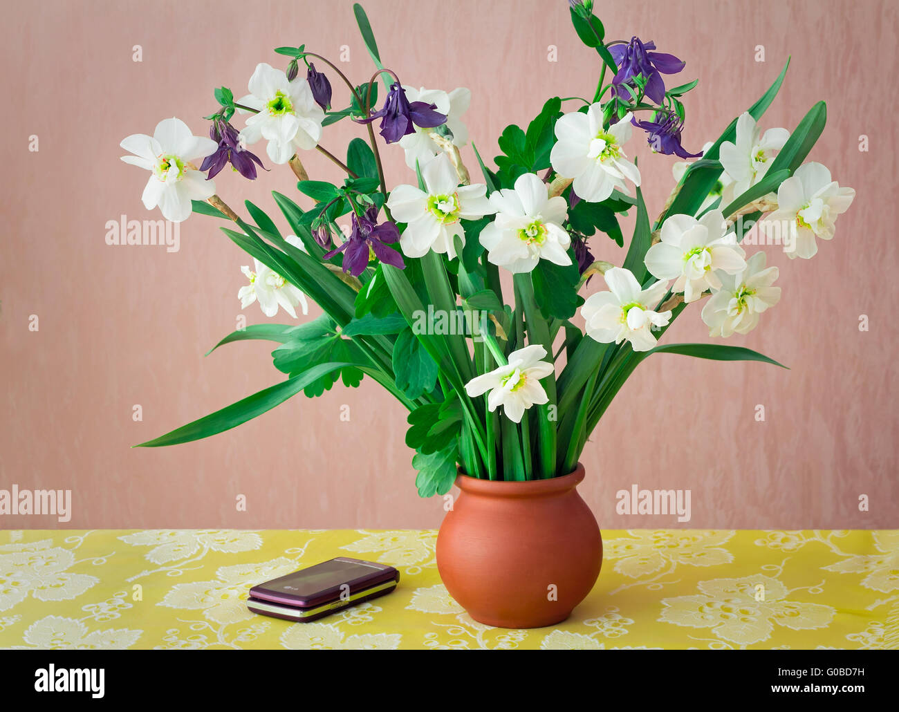 Blühenden Narzissen in einer Vase auf dem Tisch. Stockfoto