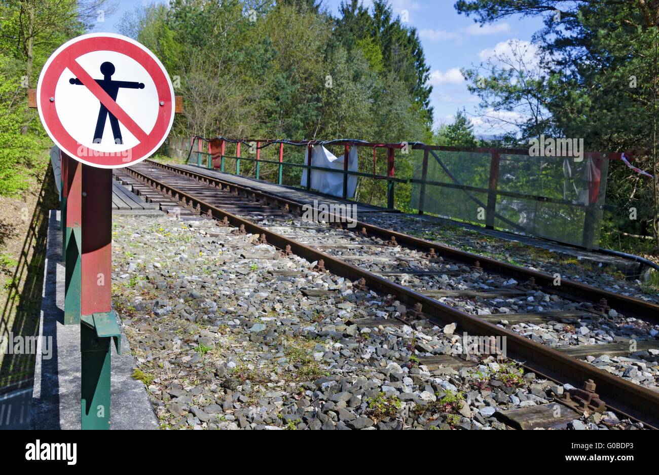 hütet euch vor Hausfriedensbruch im alten Eisenbahnbrücke zu unterzeichnen Stockfoto