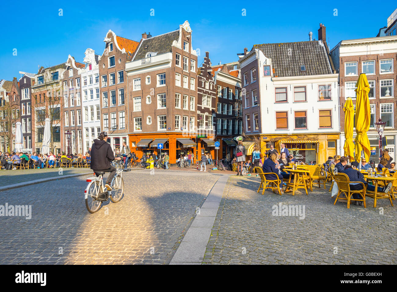 Amsterdam, Niederlande - 13. April 2016: Amsterdam ist die größte Stadt und Hauptstadt der Niederlande durch den Fluss Amstel. Stockfoto