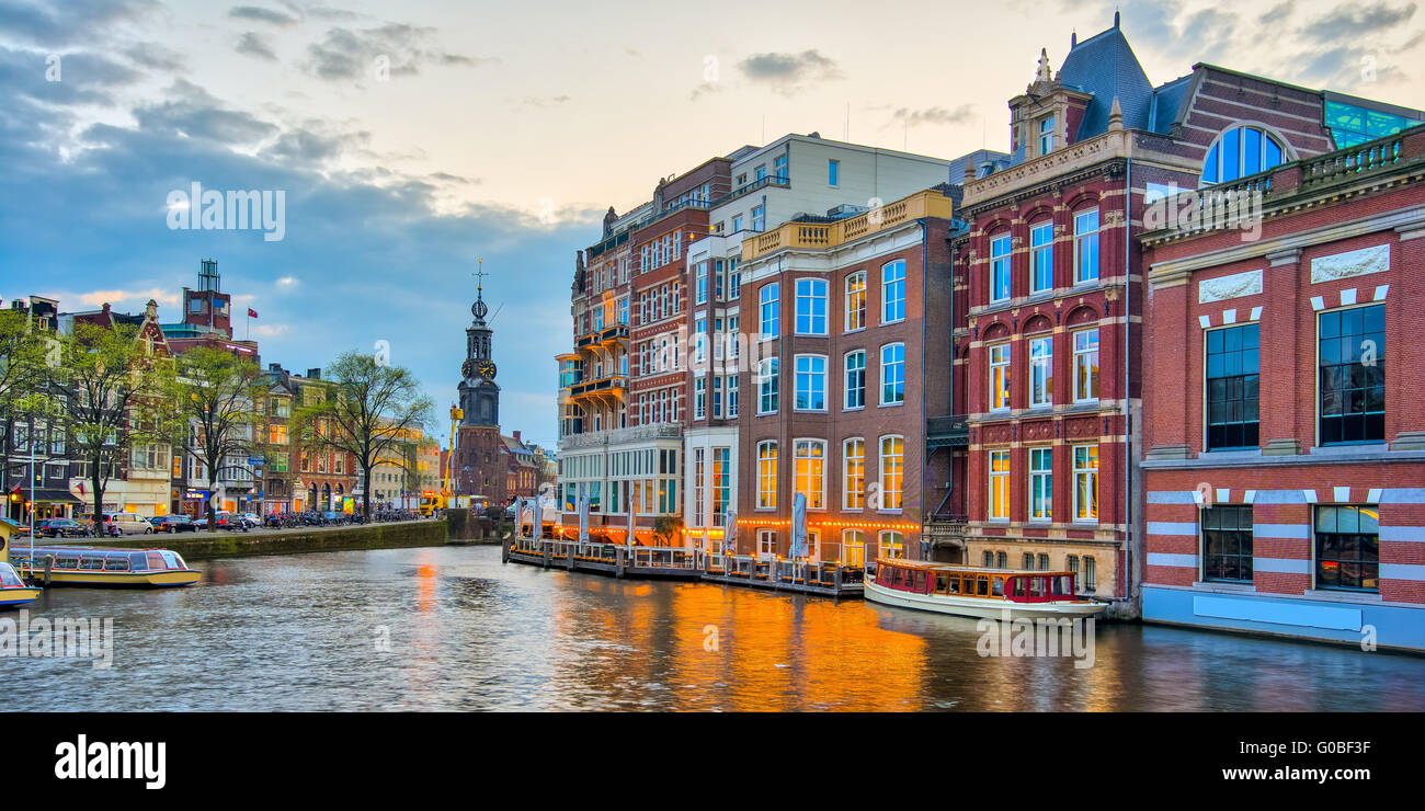 Amsterdamer Grachten mit Brücke und typisch holländischen Häuser in Niederlande. Stockfoto