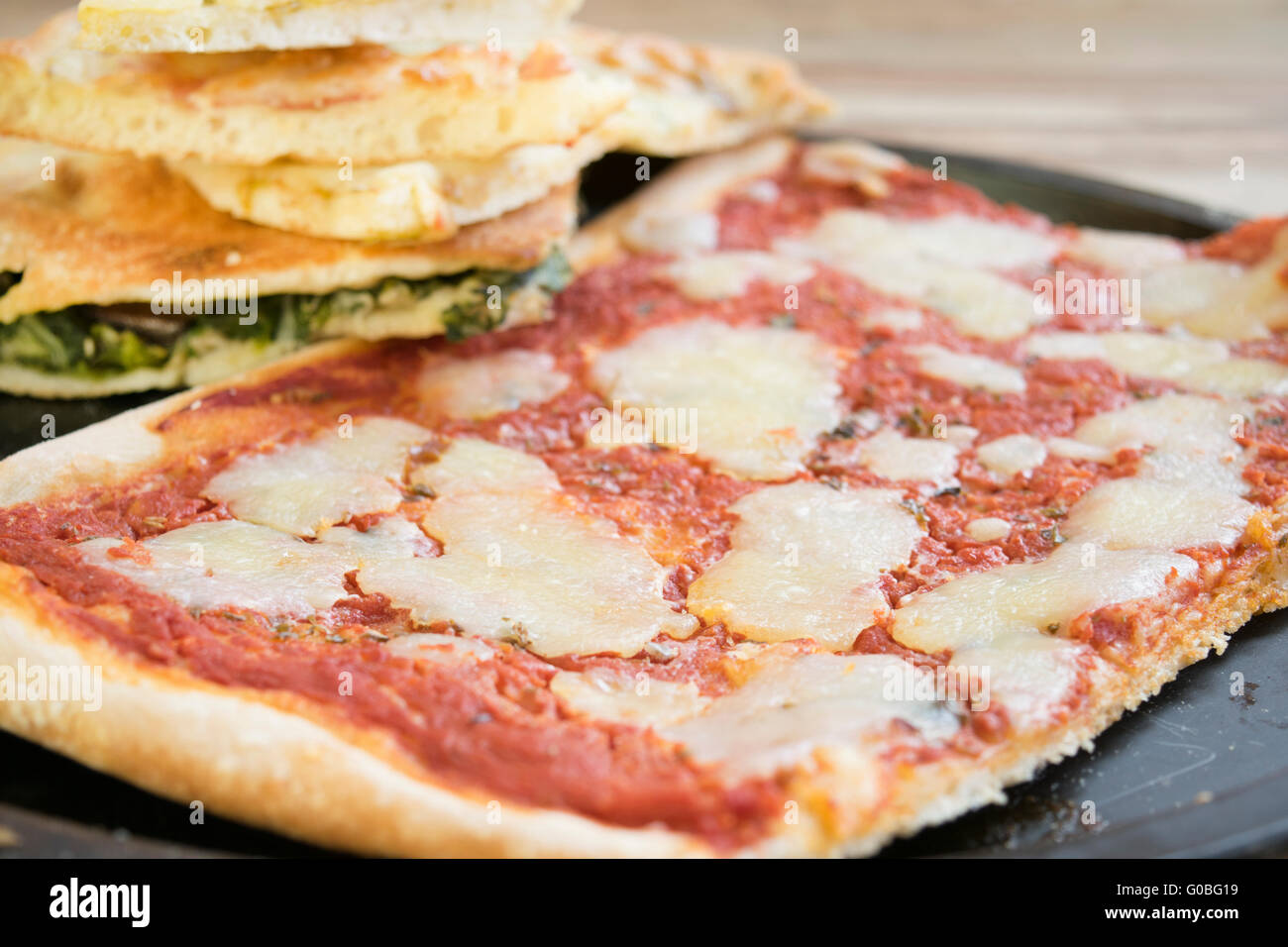 hausgemachte Margherita Pizza auf einem Backblech Stockfoto