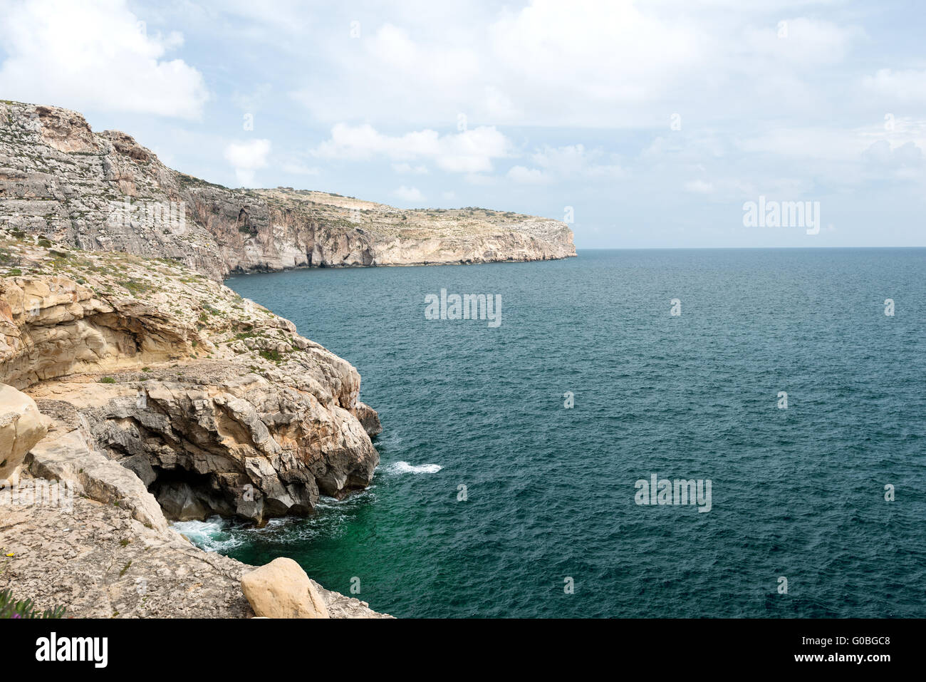 Höhlen und Felsen an der Küste der Insel Gozo Stockfoto