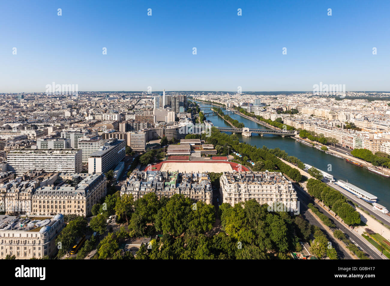 Stadtbild von Paris mit Luftbild vom Eiffelturm - Seineufer und Wohngebäude in der Morgensonne Stockfoto