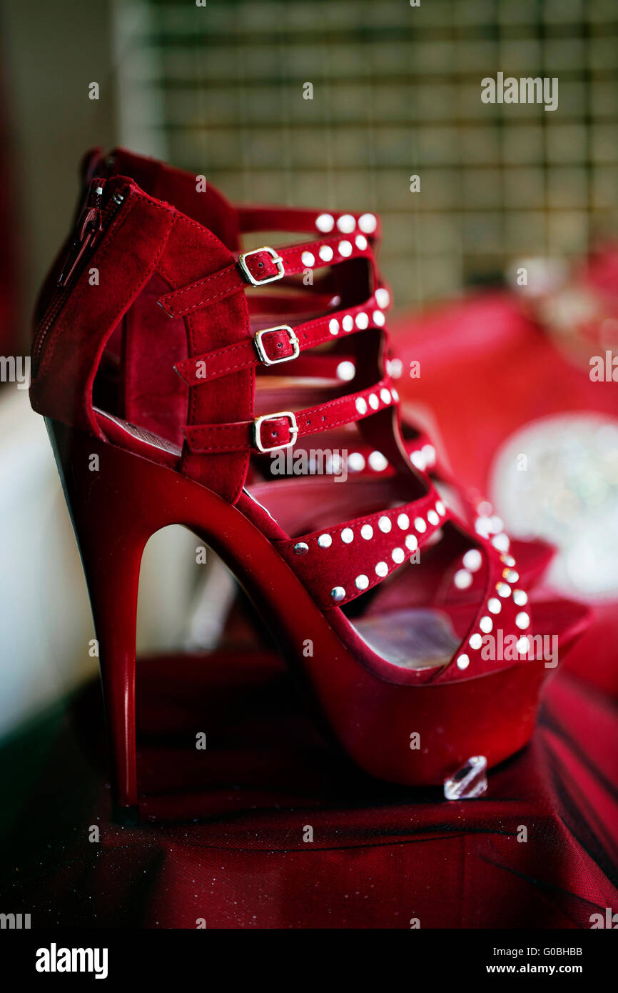 Schicke rote Stiletto High Heels im Schaufenster Stockfotografie - Alamy