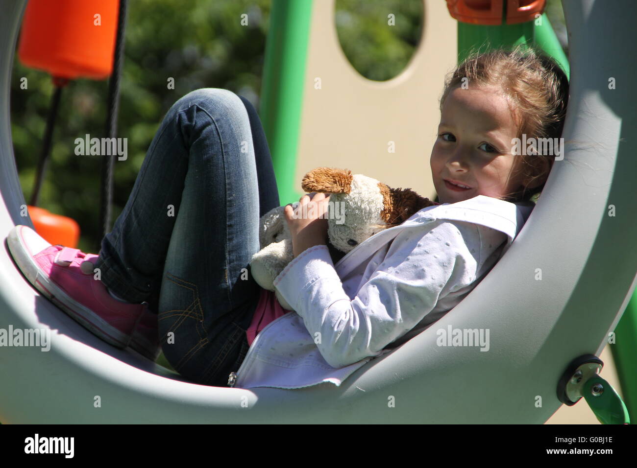 Das Mädchen mit ihrem Spielzeug Stockfoto