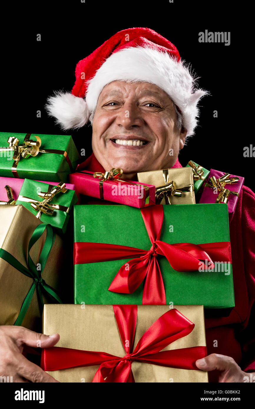 Frohes Alter Mann mit breiten Grinsen voller Geschenke Stockfoto