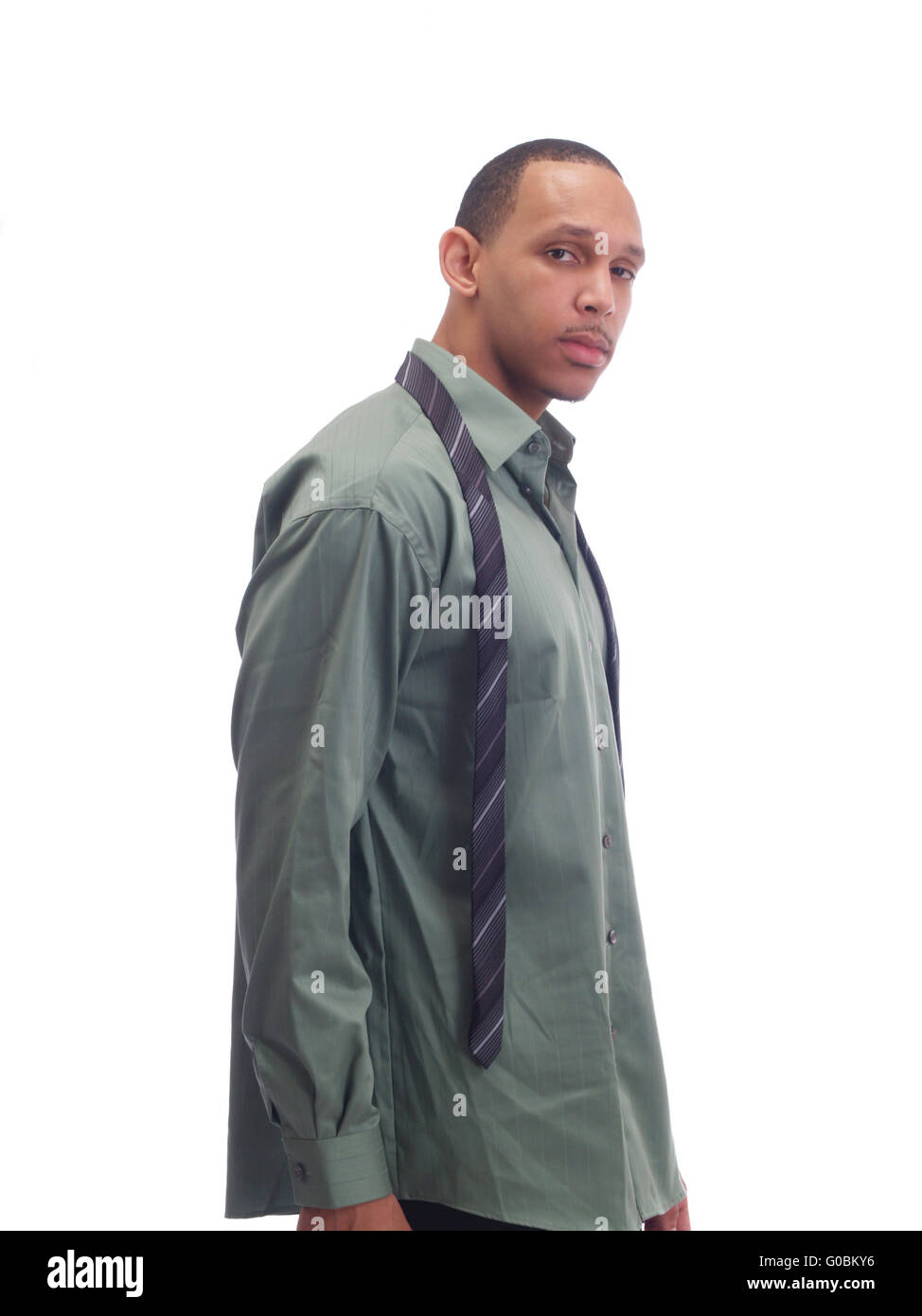 Young African American Mann im grünen Hemd Krawatte rückgängig gemacht Stockfoto