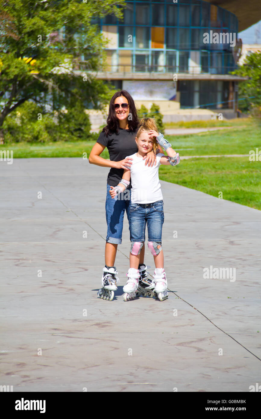 Lernen von Mutter und Tochter auf Rollschuhen Stockfoto