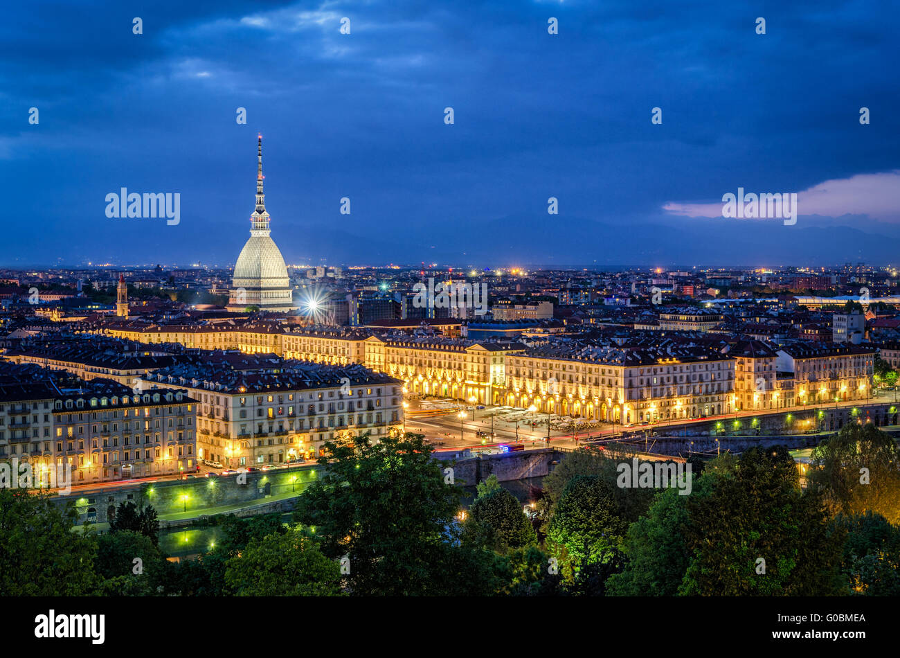 Turin (Torino), high-Definition-Panorama mit Mole Antonelliana in der Dämmerung Stockfoto