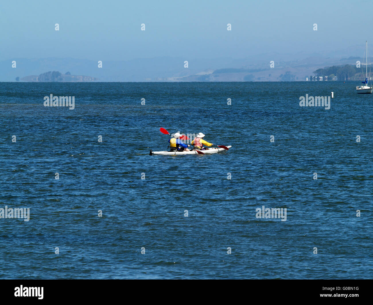 Ozean Kajak auf Bucht paddeln zwei Person Stockfoto