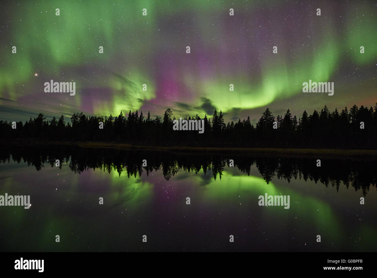 Nordlicht, reflektiert in einem See, Lappland Stockfoto